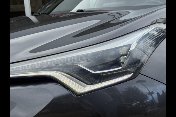 Toyota C-HR 1.8 Hybrid Bi-Tone Plus | Leer, Stoel + Stuurverwarming, Navigatie, Dodehoekherkenning, Parkeersensoren
