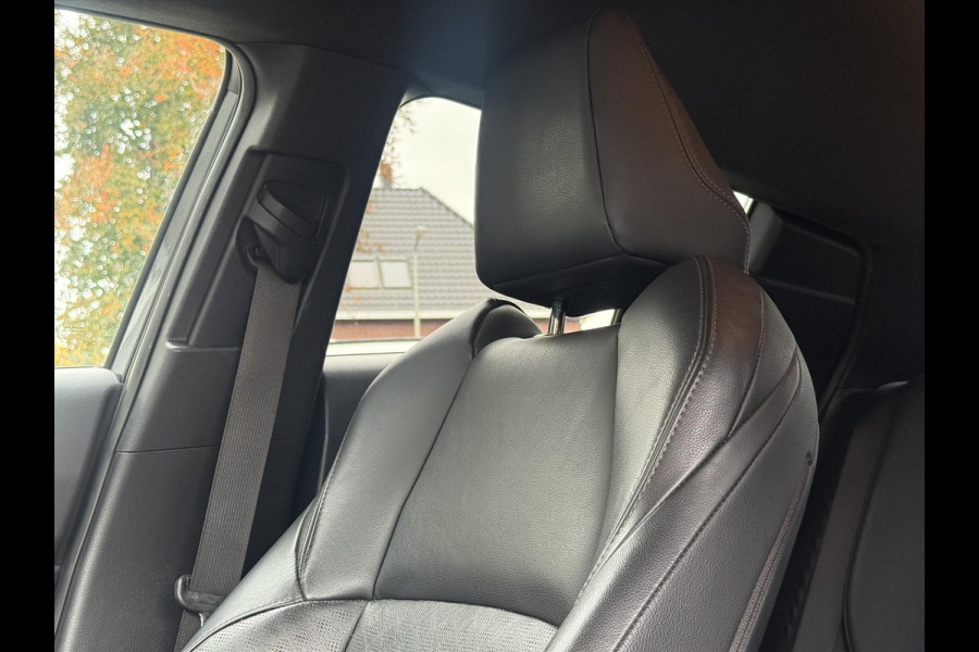 Toyota C-HR 1.8 Hybrid Bi-Tone Plus | Leer, Stoel + Stuurverwarming, Navigatie, Dodehoekherkenning, Parkeersensoren