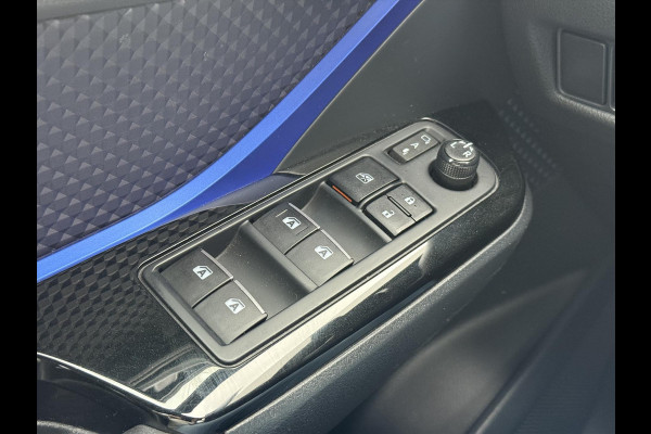 Toyota C-HR 1.8 Hybrid Bi-Tone Plus | Leer, Stoel + Stuurverwarming, Navigatie, Dodehoekherkenning, Parkeersensoren