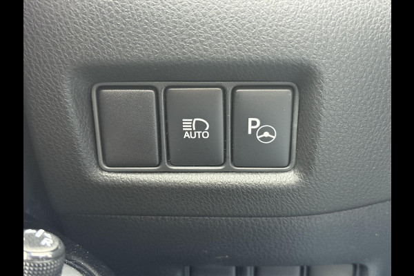 Toyota C-HR 1.8 Hybrid Bi-Tone Plus | Leer, Stoel + Stuurverwarming, Navigatie, Dodehoekherkenning, Parkeersensoren