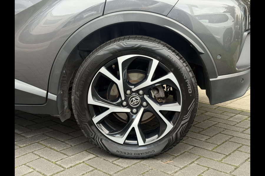 Toyota C-HR 1.8 Hybrid Bi-Tone Plus | Leer, Stoel + Stuurverwarming, Navigatie, Dodehoekherkenning, Parkeersensoren