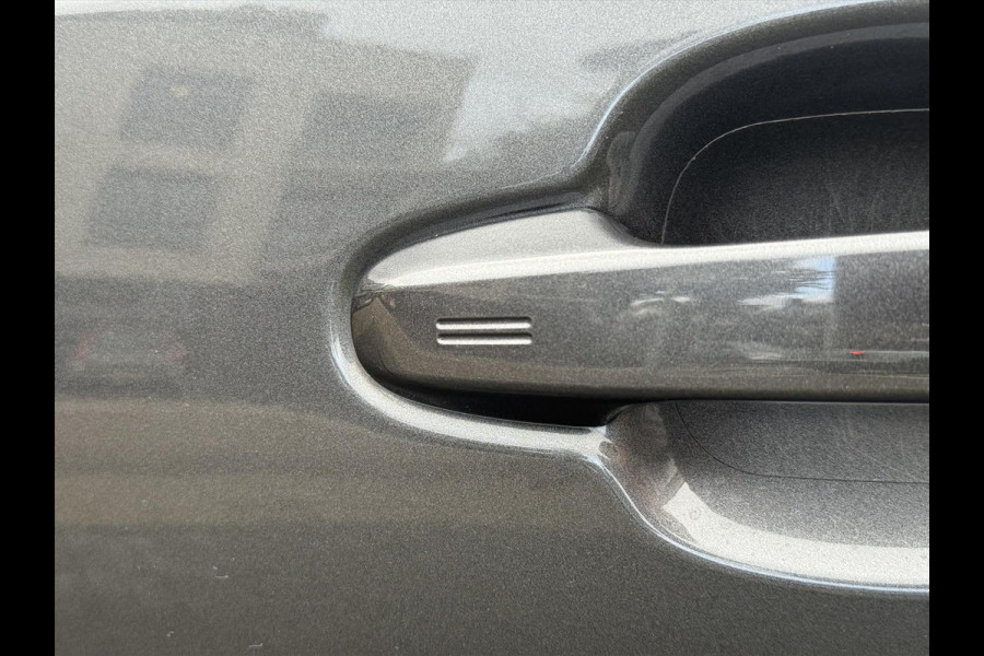 Toyota C-HR 1.8 Hybrid Bi-Tone Plus | Leer, Stoel + Stuurverwarming, Navigatie, Dodehoekherkenning, Parkeersensoren