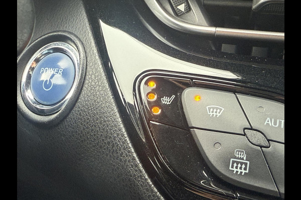 Toyota C-HR 1.8 Hybrid Bi-Tone Plus | Leer, Stoel + Stuurverwarming, Navigatie, Dodehoekherkenning, Parkeersensoren
