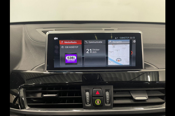 BMW X1 xDrive25e SportLine Aut PHEV Pano dak HiFi system Verwarmbare stoelen Sport stoelen navi Carplay PDC V+A Elektrische achterklep Full Led BMW X1 xDrive25e SportLine Aut PHEV Pano dak HiFi system Verwarmbare stoelen Sport stoelen navi Carplay PDC V+A Elektrische achterklep Full Led