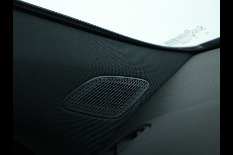 Mercedes-Benz GLA 250 e AMG Plug-In Hybride Edition AMG Line | Night Pakket | Distronic | 360° Camera | AC en DC Laden | MultiBeam Koplampen | Stuur en Stoeverwarming. Inclusief 24 maanden Mercedes-Benz Certified garantie voor Europa.