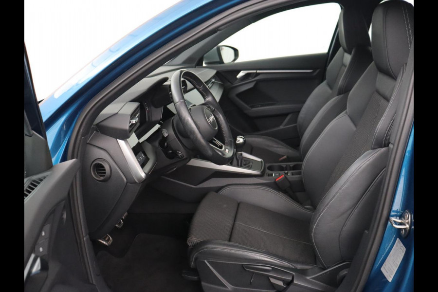 Audi A3 35 TFSI Edition One | Trekhaak | Park Assist | Matrix LED | Carplay | Adaptive cruise | Sportstoelen | Virtual Cockpit | Navigatie | Half leder | Climate control | Bluetooth