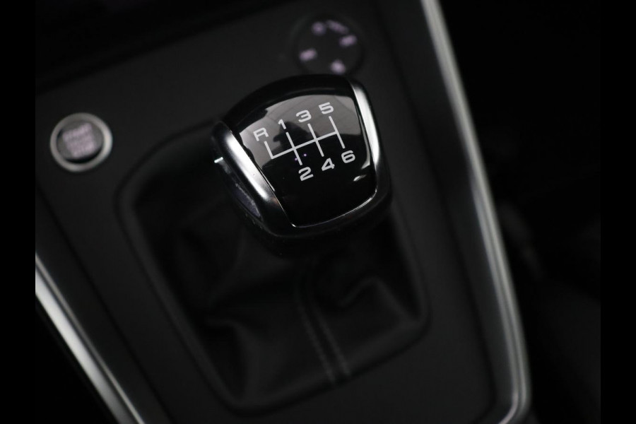 Audi A3 35 TFSI Edition One | Trekhaak | Park Assist | Matrix LED | Carplay | Adaptive cruise | Sportstoelen | Virtual Cockpit | Navigatie | Half leder | Climate control | Bluetooth