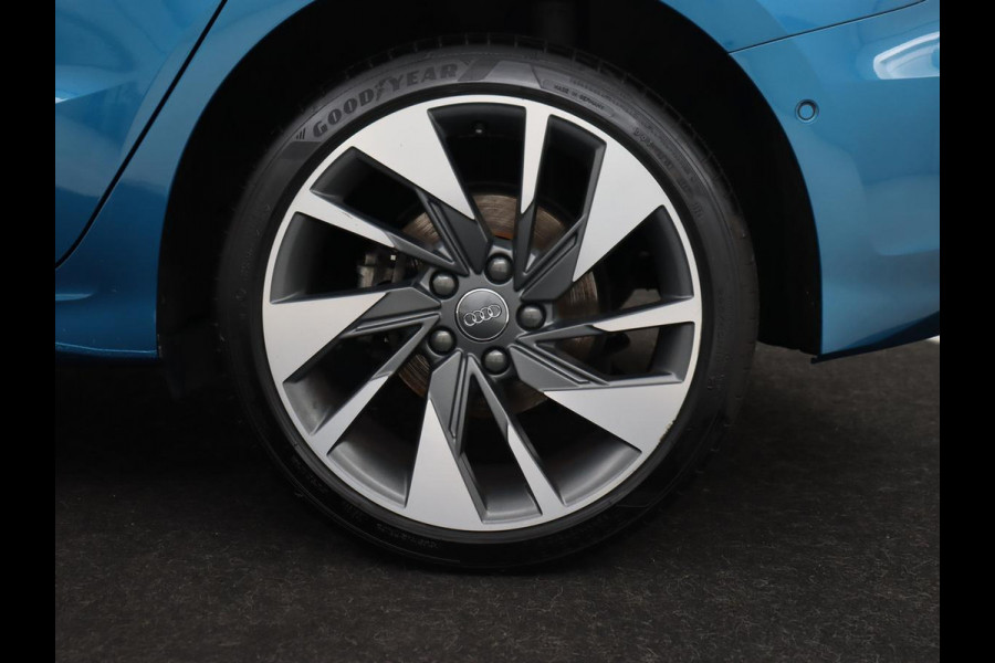 Audi A3 35 TFSI Edition One | Trekhaak | Park Assist | Matrix LED | Carplay | Adaptive cruise | Sportstoelen | Virtual Cockpit | Navigatie | Half leder | Climate control | Bluetooth