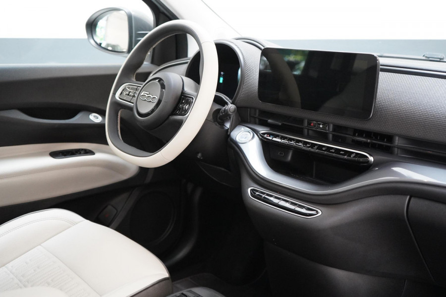 Fiat 500E La Prima 42 kWh | SoH 94% | Lederen bekleding | Navigatie | Achteruitrijcamera | Panoramadak | Adaptive cruise |
