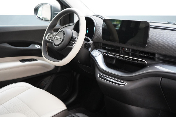 Fiat 500E La Prima 42 kWh | SoH 94% | Lederen bekleding | Navigatie | Achteruitrijcamera | Panoramadak | Adaptive cruise |