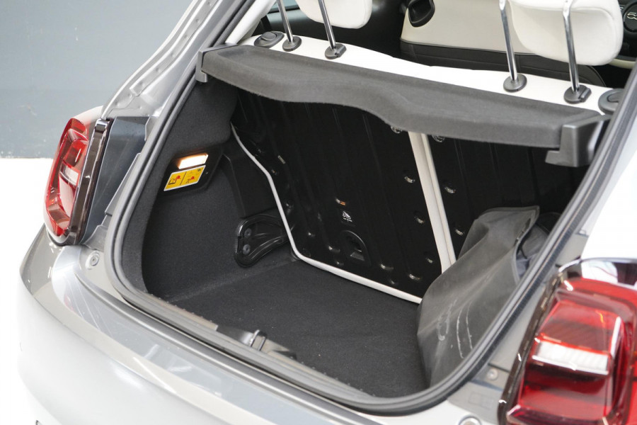 Fiat 500E La Prima 42 kWh | SoH 94% | Lederen bekleding | Navigatie | Achteruitrijcamera | Panoramadak | Adaptive cruise |