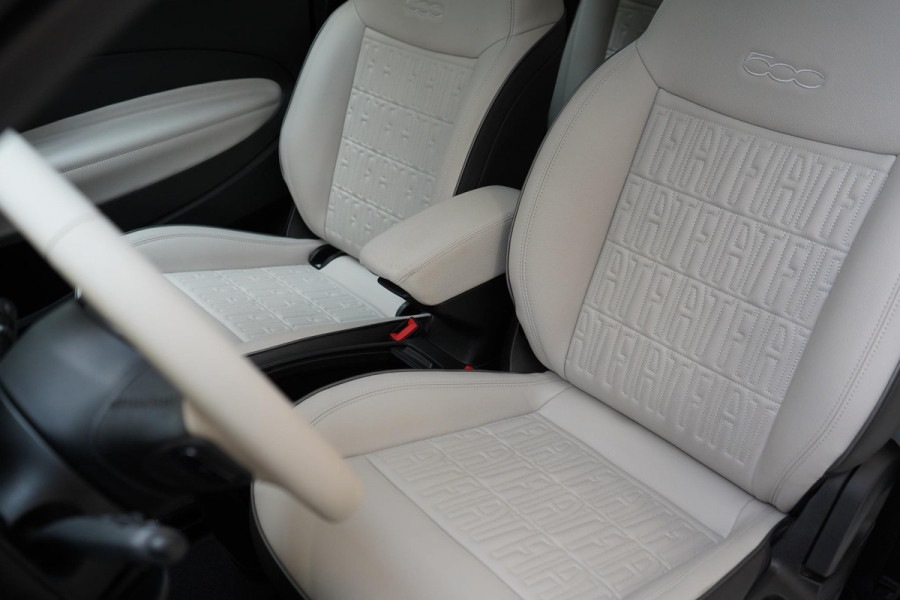 Fiat 500E La Prima 42 kWh | SoH 94% | Lederen bekleding | Navigatie | Achteruitrijcamera | Panoramadak | Adaptive cruise |
