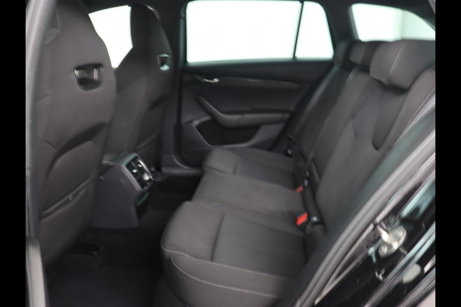 Škoda Octavia 1.0 e-TSI Sport | Carplay | Sfeerverlichting | Sportstoelen | Navigatie | Parkeerhulp | Climate control | Cruise control Škoda Octavia 1.0 e-TSI Sport | Carplay | Sfeerverlichting | Sportstoelen | Navigatie | Parkeerhulp | Climate control | Cruise control