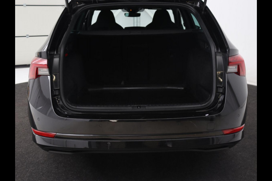 Škoda Octavia 1.0 e-TSI Sport | Carplay | Sfeerverlichting | Sportstoelen | Navigatie | Parkeerhulp | Climate control | Cruise control Škoda Octavia 1.0 e-TSI Sport | Carplay | Sfeerverlichting | Sportstoelen | Navigatie | Parkeerhulp | Climate control | Cruise control