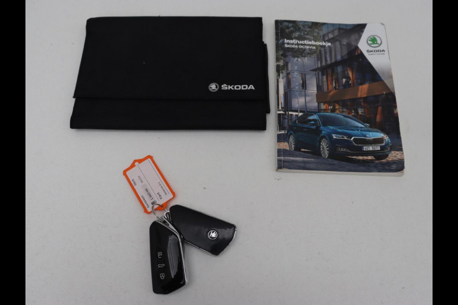 Škoda Octavia 1.0 e-TSI Sport | Carplay | Sfeerverlichting | Sportstoelen | Navigatie | Parkeerhulp | Climate control | Cruise control Škoda Octavia 1.0 e-TSI Sport | Carplay | Sfeerverlichting | Sportstoelen | Navigatie | Parkeerhulp | Climate control | Cruise control