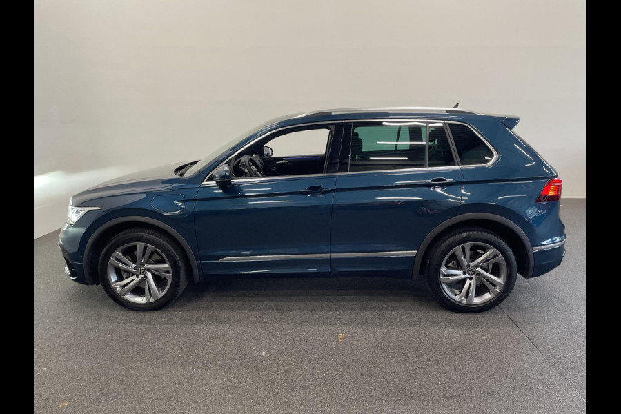 Volkswagen Tiguan 1.4 TSI eHybrid 245pk DSG R-Line Platinum Panoramadak Trekhaak Navigatie Apple Carplay/Android Auto Camera Parkeersensoren Adaptive Cruise Control Matrix Ledverlichting Stoel- en stuurverwarming Climate Control
