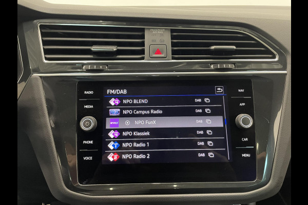 Volkswagen Tiguan 1.4 TSI eHybrid 245pk DSG R-Line Platinum Panoramadak Trekhaak Navigatie Apple Carplay/Android Auto Camera Parkeersensoren Adaptive Cruise Control Matrix Ledverlichting Stoel- en stuurverwarming Climate Control