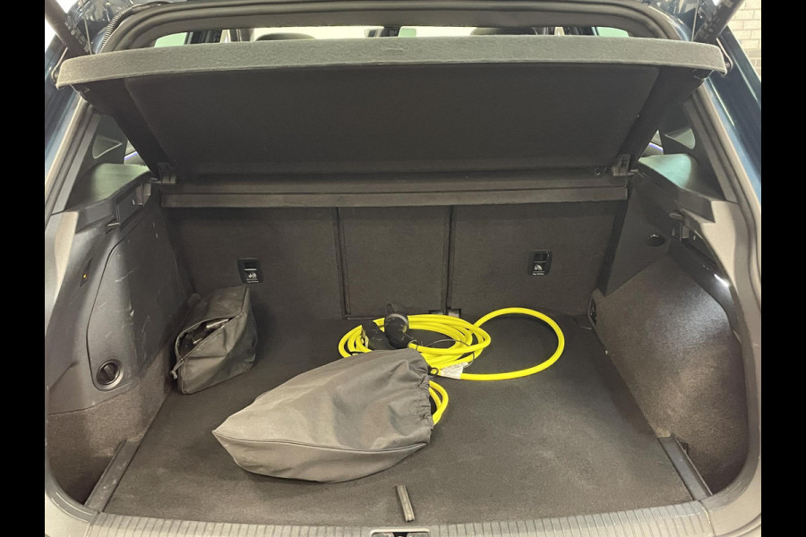 Volkswagen Tiguan 1.4 TSI eHybrid 245pk DSG R-Line Platinum Panoramadak Trekhaak Navigatie Apple Carplay/Android Auto Camera Parkeersensoren Adaptive Cruise Control Matrix Ledverlichting Stoel- en stuurverwarming Climate Control