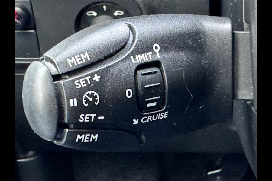 Citroën C3 1.2 PureTech Shine Business Cruise control Climate control LED Parkeersensoren plus camera Apple / Android Navigatie Citroën C3 1.2 PureTech Shine Business Cruise control Climate control LED Parkeersensoren plus camera Apple / Android Navigatie