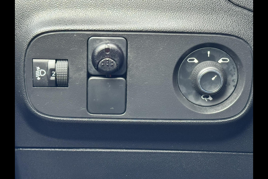 Citroën C3 1.2 PureTech Shine Business Cruise control Climate control LED Parkeersensoren plus camera Apple / Android Navigatie Citroën C3 1.2 PureTech Shine Business Cruise control Climate control LED Parkeersensoren plus camera Apple / Android Navigatie