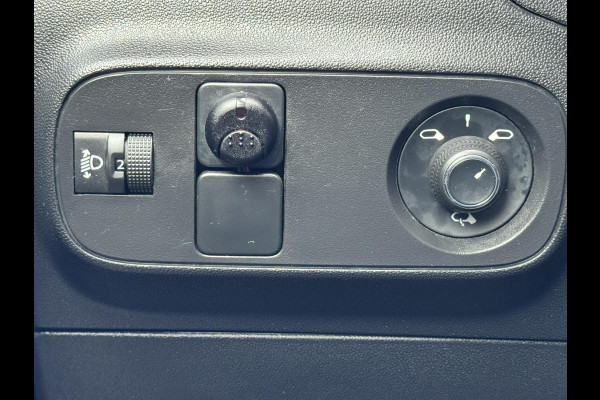 Citroën C3 1.2 PureTech Shine Business Cruise control Climate control LED Parkeersensoren plus camera Apple / Android Navigatie Citroën C3 1.2 PureTech Shine Business Cruise control Climate control LED Parkeersensoren plus camera Apple / Android Navigatie