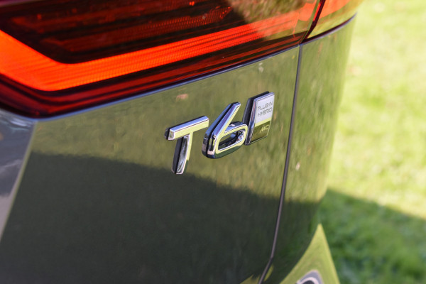 Volvo XC60 T6 AWD 350PK Plug-in Hybrid Ultra Dark | DEMO | Luchtvering | Trekhaak | 21"LMV | 360 camera | Panodak | HUD | H&K |