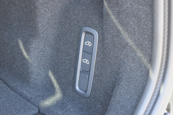 Volvo XC60 T6 AWD 350PK Plug-in Hybrid Ultra Dark | DEMO | Luchtvering | Trekhaak | 21"LMV | 360 camera | Panodak | HUD | H&K |