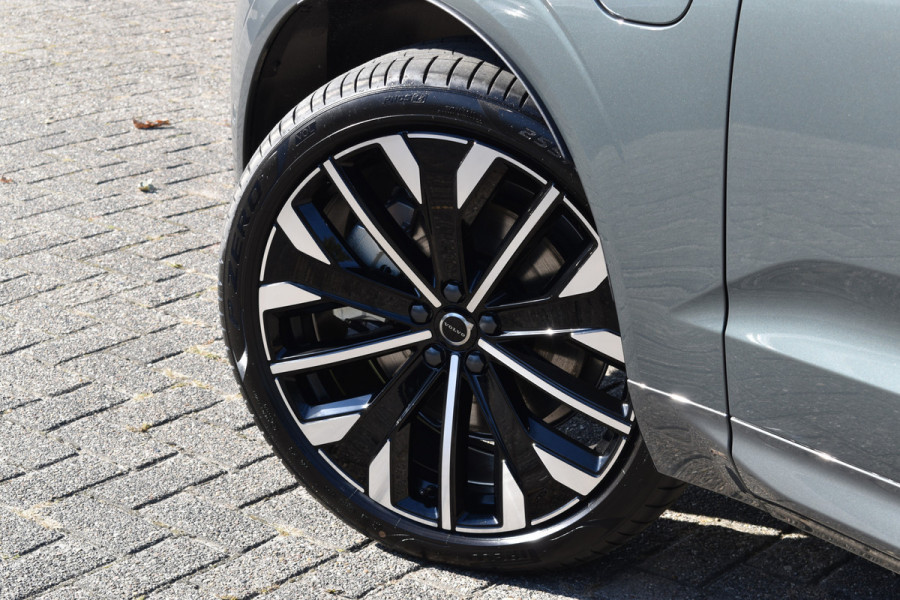 Volvo XC60 T6 AWD 350PK Plug-in Hybrid Ultra Dark | DEMO | Luchtvering | Trekhaak | 21"LMV | 360 camera | Panodak | HUD | H&K |
