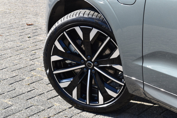 Volvo XC60 T6 AWD 350PK Plug-in Hybrid Ultra Dark | DEMO | Luchtvering | Trekhaak | 21"LMV | 360 camera | Panodak | HUD | H&K |