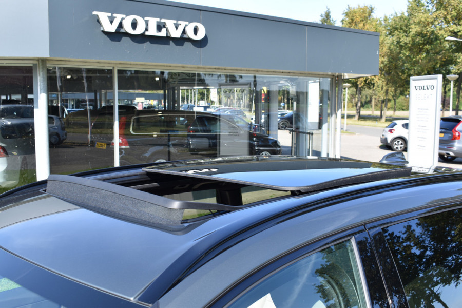 Volvo XC60 T6 AWD 350PK Plug-in Hybrid Ultra Dark | DEMO | Luchtvering | Trekhaak | 21"LMV | 360 camera | Panodak | HUD | H&K |