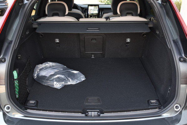 Volvo XC60 T6 AWD 350PK Plug-in Hybrid Ultra Dark | DEMO | Luchtvering | Trekhaak | 21"LMV | 360 camera | Panodak | HUD | H&K |