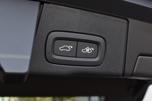 Volvo XC60 T6 AWD 350PK Plug-in Hybrid Ultra Dark | DEMO | Luchtvering | Trekhaak | 21"LMV | 360 camera | Panodak | HUD | H&K |