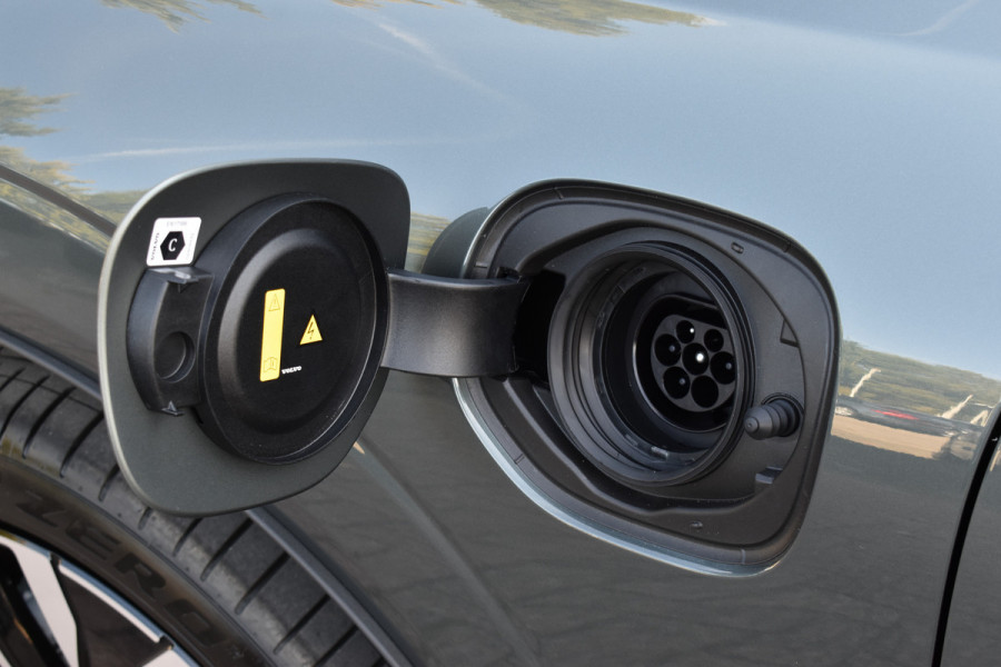 Volvo XC60 T6 AWD 350PK Plug-in Hybrid Ultra Dark | DEMO | Luchtvering | Trekhaak | 21"LMV | 360 camera | Panodak | HUD | H&K |