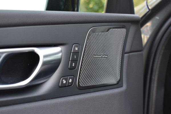 Volvo XC60 T6 AWD 350PK Plug-in Hybrid Ultra Dark | DEMO | Luchtvering | Trekhaak | 21"LMV | 360 camera | Panodak | HUD | H&K |