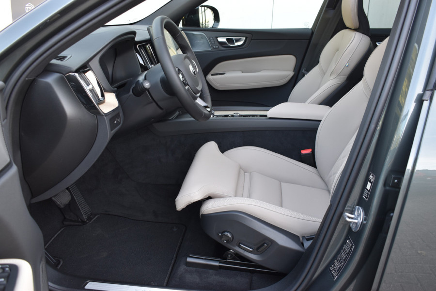 Volvo XC60 T6 AWD 350PK Plug-in Hybrid Ultra Dark | DEMO | Luchtvering | Trekhaak | 21"LMV | 360 camera | Panodak | HUD | H&K |