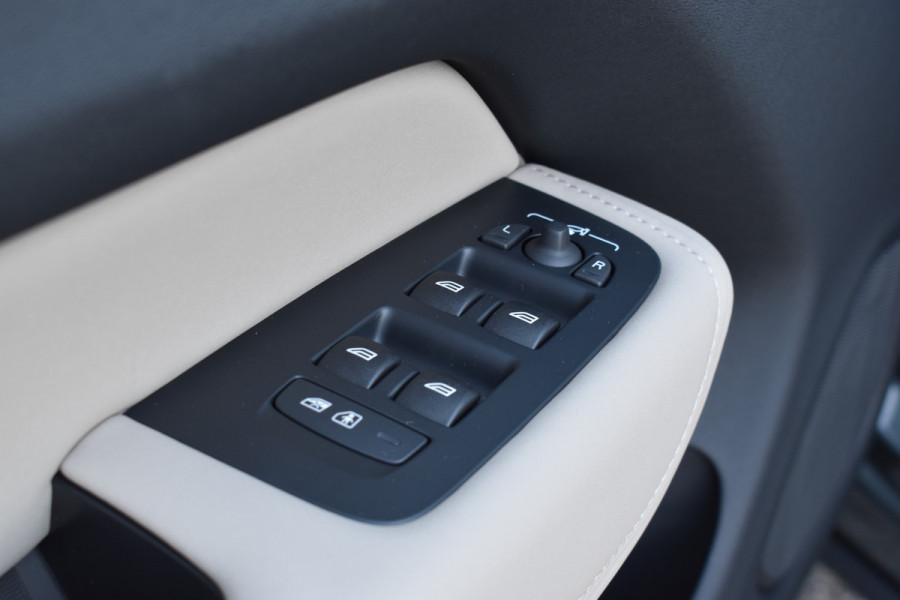 Volvo XC60 T6 AWD 350PK Plug-in Hybrid Ultra Dark | DEMO | Luchtvering | Trekhaak | 21"LMV | 360 camera | Panodak | HUD | H&K |