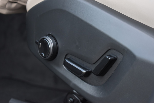 Volvo XC60 T6 AWD 350PK Plug-in Hybrid Ultra Dark | DEMO | Luchtvering | Trekhaak | 21"LMV | 360 camera | Panodak | HUD | H&K |