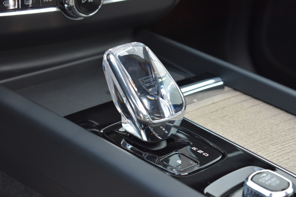 Volvo XC60 T6 AWD 350PK Plug-in Hybrid Ultra Dark | DEMO | Luchtvering | Trekhaak | 21"LMV | 360 camera | Panodak | HUD | H&K |