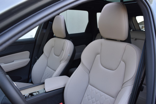 Volvo XC60 T6 AWD 350PK Plug-in Hybrid Ultra Dark | DEMO | Luchtvering | Trekhaak | 21"LMV | 360 camera | Panodak | HUD | H&K |