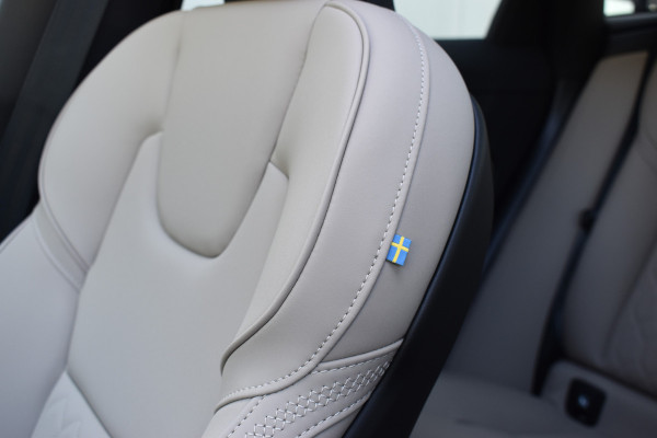 Volvo XC60 T6 AWD 350PK Plug-in Hybrid Ultra Dark | DEMO | Luchtvering | Trekhaak | 21"LMV | 360 camera | Panodak | HUD | H&K |