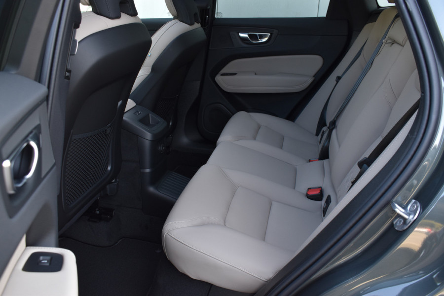 Volvo XC60 T6 AWD 350PK Plug-in Hybrid Ultra Dark | DEMO | Luchtvering | Trekhaak | 21"LMV | 360 camera | Panodak | HUD | H&K |