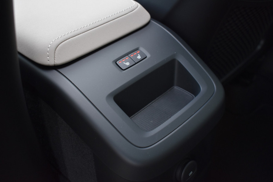 Volvo XC60 T6 AWD 350PK Plug-in Hybrid Ultra Dark | DEMO | Luchtvering | Trekhaak | 21"LMV | 360 camera | Panodak | HUD | H&K |