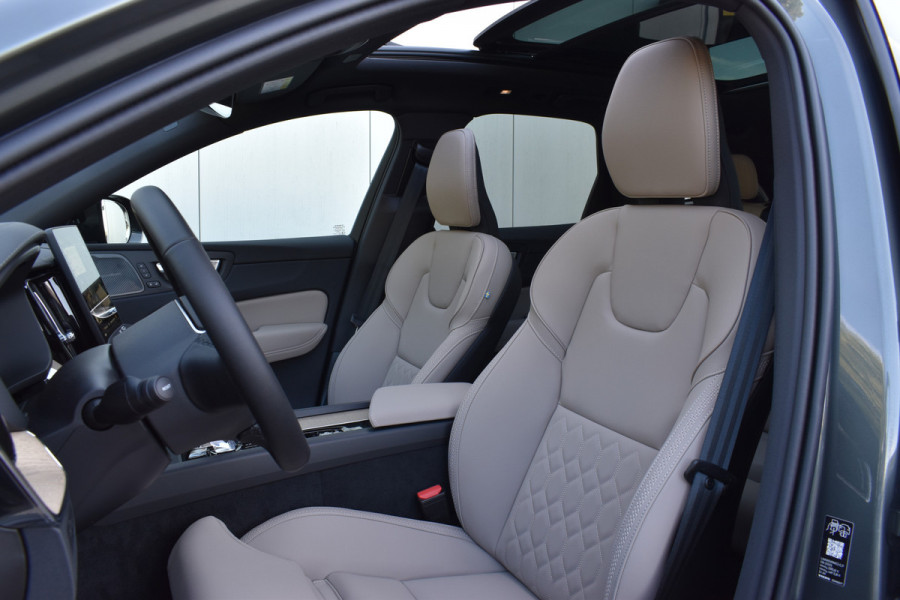 Volvo XC60 T6 AWD 350PK Plug-in Hybrid Ultra Dark | DEMO | Luchtvering | Trekhaak | 21"LMV | 360 camera | Panodak | HUD | H&K |