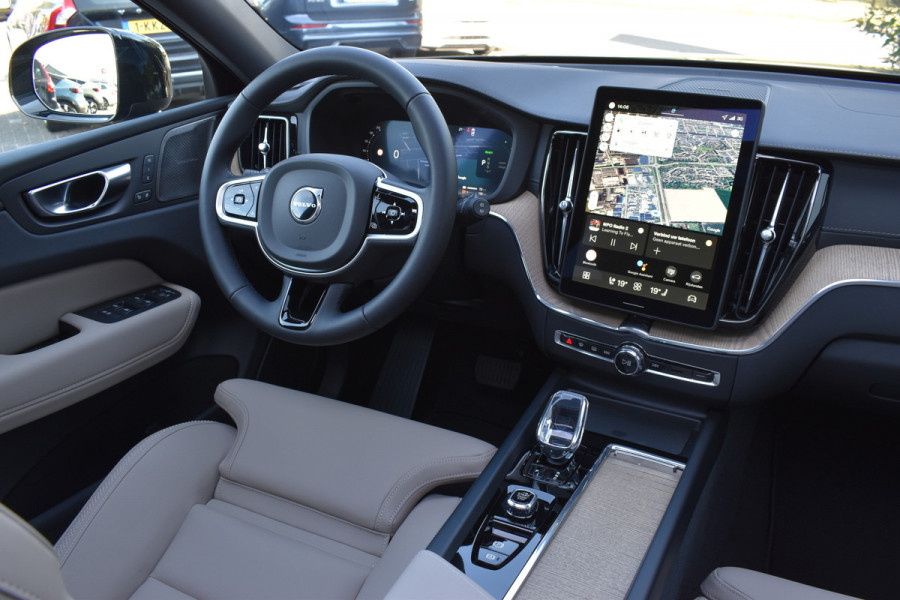 Volvo XC60 T6 AWD 350PK Plug-in Hybrid Ultra Dark | DEMO | Luchtvering | Trekhaak | 21"LMV | 360 camera | Panodak | HUD | H&K |