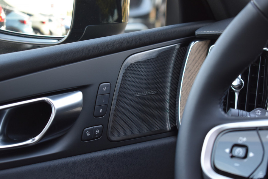 Volvo XC60 T6 AWD 350PK Plug-in Hybrid Ultra Dark | DEMO | Luchtvering | Trekhaak | 21"LMV | 360 camera | Panodak | HUD | H&K |