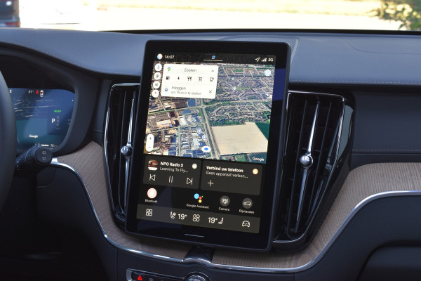 Volvo XC60 T6 AWD 350PK Plug-in Hybrid Ultra Dark | DEMO | Luchtvering | Trekhaak | 21"LMV | 360 camera | Panodak | HUD | H&K |