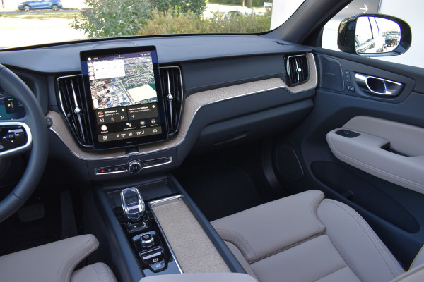 Volvo XC60 T6 AWD 350PK Plug-in Hybrid Ultra Dark | DEMO | Luchtvering | Trekhaak | 21"LMV | 360 camera | Panodak | HUD | H&K |