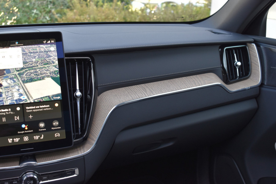 Volvo XC60 T6 AWD 350PK Plug-in Hybrid Ultra Dark | DEMO | Luchtvering | Trekhaak | 21"LMV | 360 camera | Panodak | HUD | H&K |