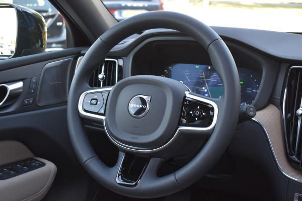Volvo XC60 T6 AWD 350PK Plug-in Hybrid Ultra Dark | DEMO | Luchtvering | Trekhaak | 21"LMV | 360 camera | Panodak | HUD | H&K |