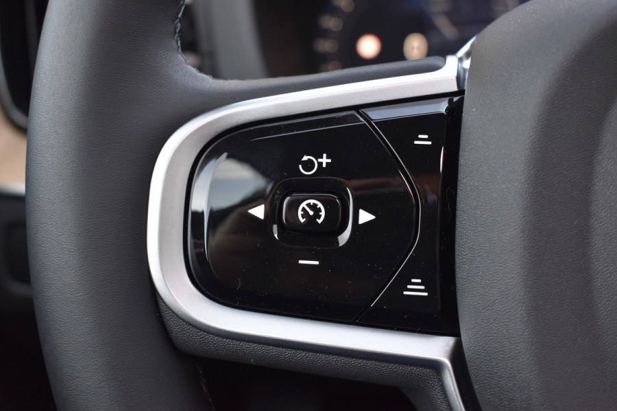 Volvo XC60 T6 AWD 350PK Plug-in Hybrid Ultra Dark | DEMO | Luchtvering | Trekhaak | 21"LMV | 360 camera | Panodak | HUD | H&K |